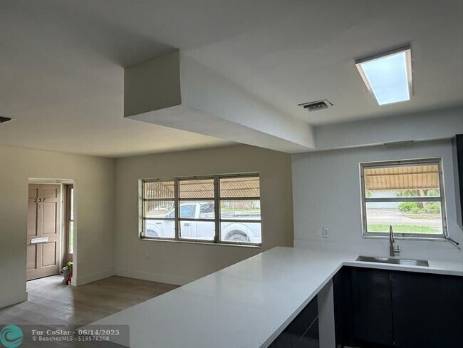 Building Photo - 237 E Ilex Dr