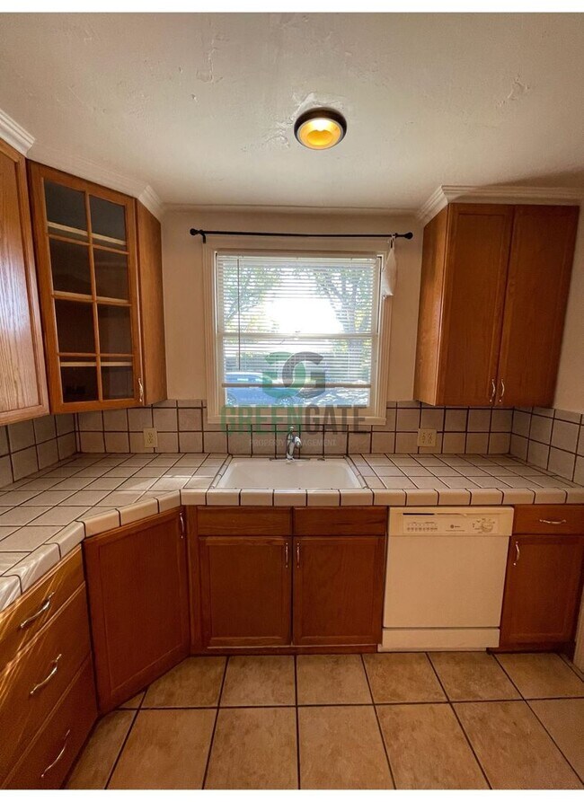 Building Photo - Reduced Rent -3 BEDROOM 1 BATH HOME IN MODESTO!!