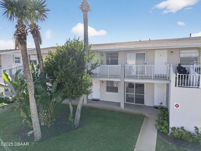 Building Photo - 2417 N Oleander Ave