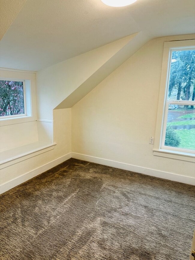 Building Photo - Charming Vintage Farm House