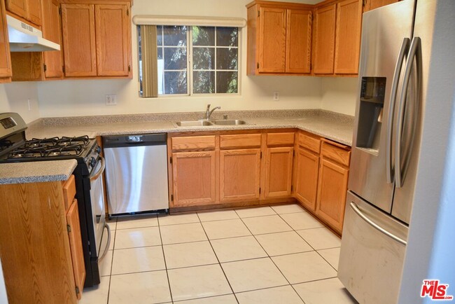 Building Photo - 548 N Windsor Blvd