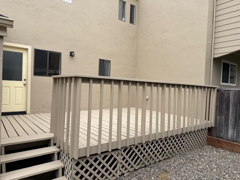Building Photo - 2069 Dolphin Dr