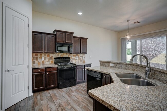 Building Photo - 3 bed 2 bath home for Rent in Quailwood!