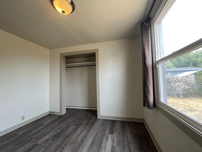 Building Photo - Pet friendly 2 Bedroom, 1 Bathroom with Sp...