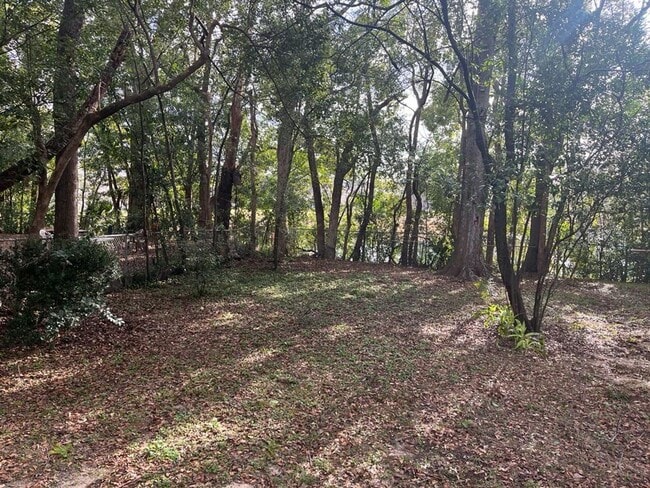 Building Photo - 3 bed/ 1 bath house, fenced-in yard! Avail...
