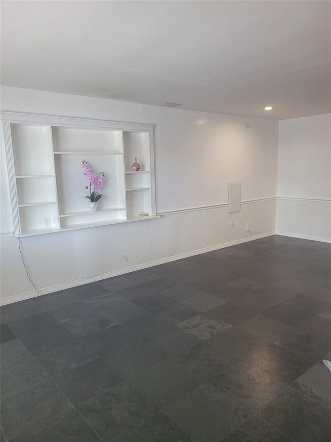 Building Photo - 815 Middle River Dr