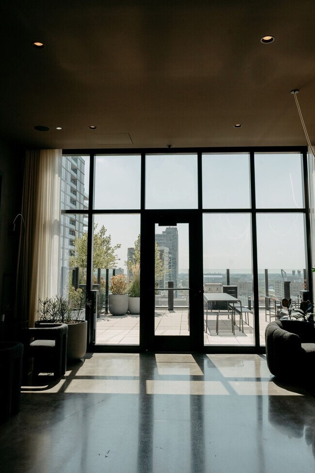 Building Photo - 755 S Clark St