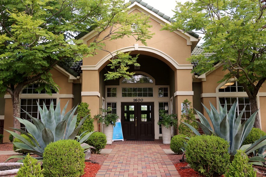 Social 1600 1600 Old Bainbridge Rd Tallahassee FL 32303 Apartment