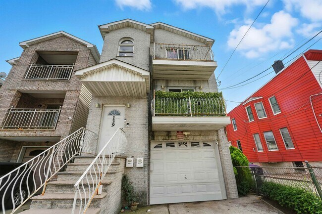 Building Photo - 139 Bayview Ave