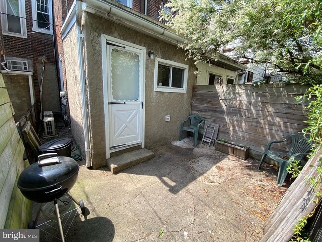 Building Photo - 879 N Myrtlewood St