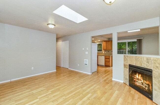 Building Photo - Kirkland Rambler for rent! Contact Jennifer for a showing 4252238096