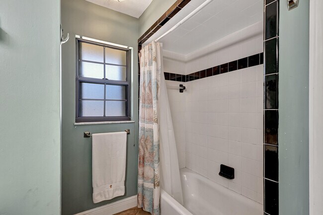 Building Photo - 137 Queens Rd