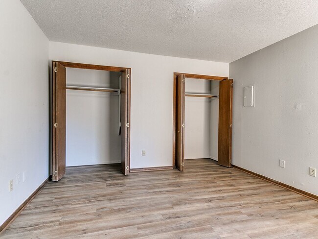 Building Photo - Charming West Norman Duplex