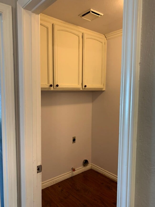 Building Photo - Beautiful 3 Bed West Bakersfield Home W/Po...