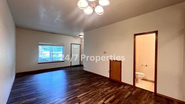 Building Photo - Beautiful 3 BD | 2.5 BA Duplex in Wine Cou...