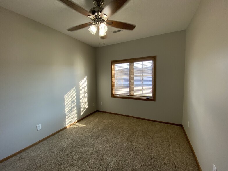 Building Photo - 2000 Meadow Ct