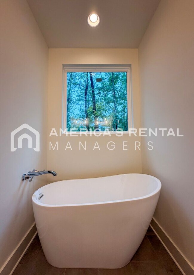 Building Photo - Home for Rent in Vestavia Hills, AL!!! Sig...