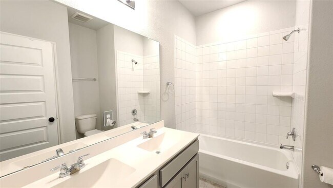 Building Photo - 704 Giorgio Moroder Dr