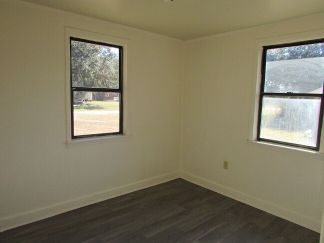 Building Photo - 19 Dixie Dr