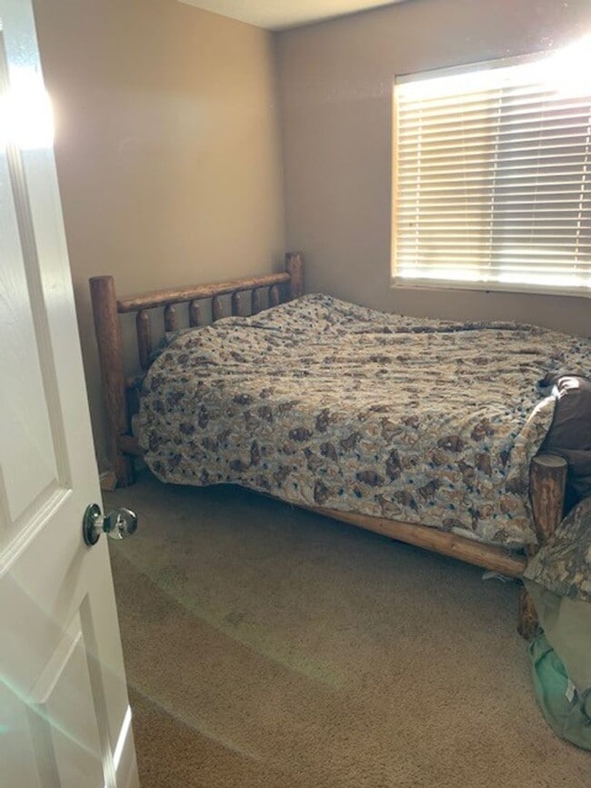 Building Photo - Room for Rent