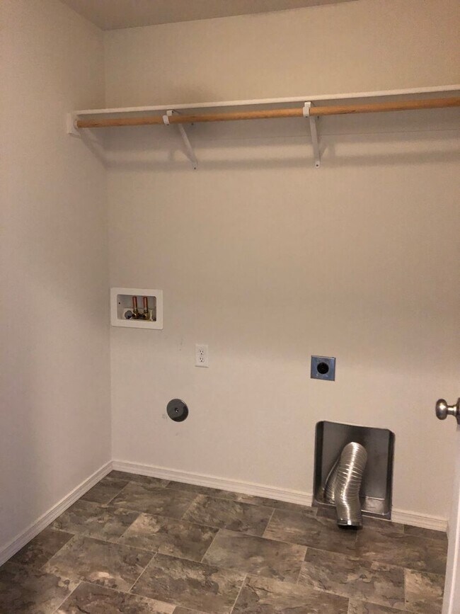 Building Photo - New Edgewood Home in Sagecrest Development!