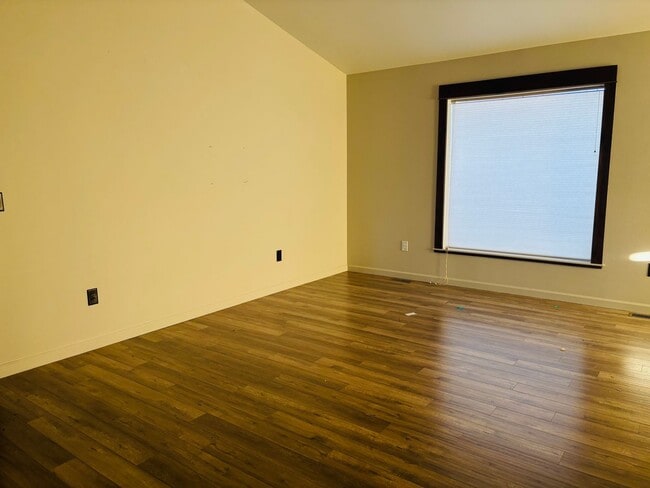 Building Photo - 4 bedroom 3 bath home