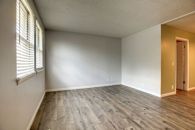 Building Photo - Newly Updated Home Just Minutes From Downt...