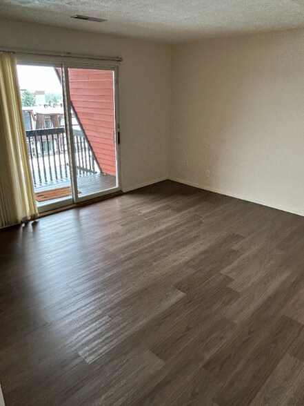 Building Photo - 300 14th Ave S