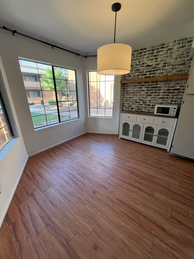 Building Photo - 3 Bedroom 2 bath Condo in Midvale!