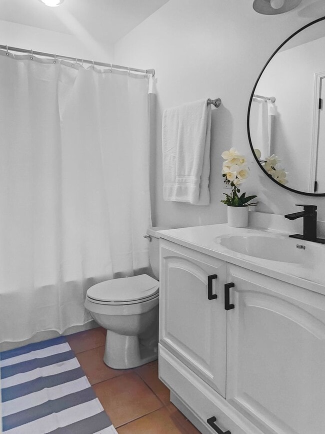 Building Photo - 50% off first months rent.  Perfect for large families or multiple friends!  5 bedroom house loca...