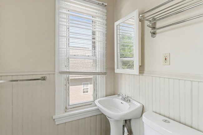 Building Photo - Three bedroom, 1.5 bath duplex