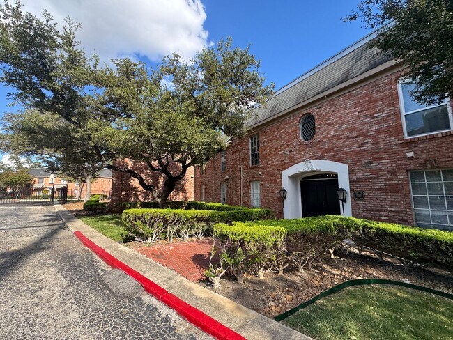 Building Photo - GREAT SPACIOUS CONDO | GATED | MEDICAL CEN...