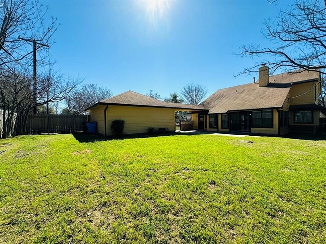 Building Photo - 306 Applewood Dr