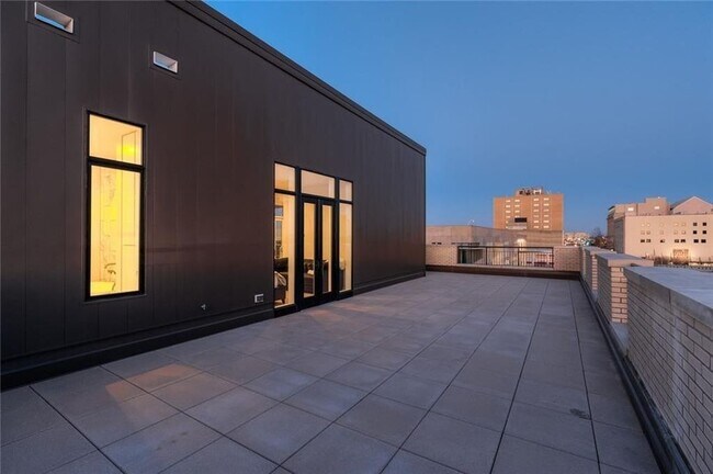 Building Photo - 701 N Hudson Ave