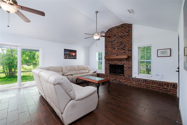 Building Photo - 12826 Hill Dr