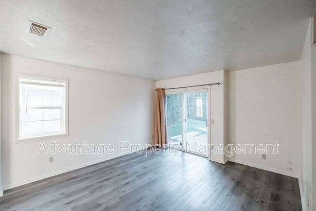 Building Photo - 2872 Raleigh Ct SE