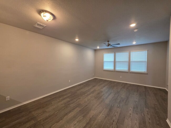 Building Photo - 3 Bedroom / 2 Bathroom Townhome – Copperas Cove - MOVE IN READY