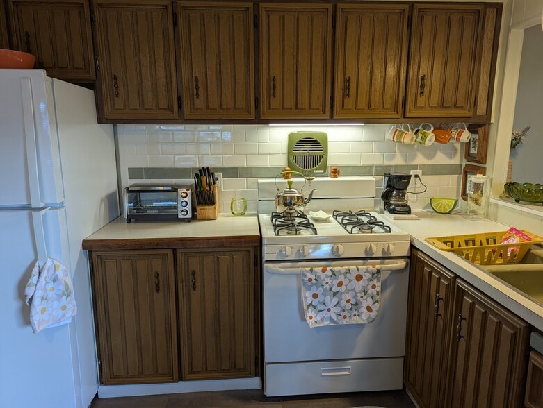 Fully stocked with dishes, utensils, kitchen gadgets, toaster oven, coffee maker, microwave, etc. - 1334 Boucher St