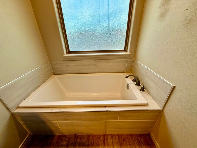 Building Photo - 909 Manchester Ct