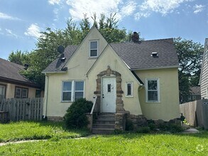 Building Photo - Spacious 3 Bedroom 1 Bath Unit in Minneapolis