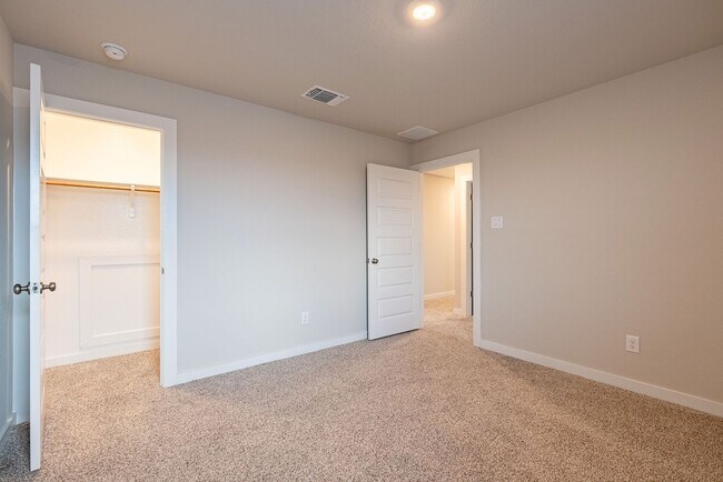 Building Photo - Beautiful 4 Bedroom, 2.5 Bathroom home in Manor!!!