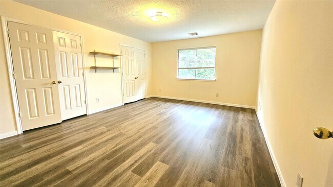 Building Photo - 3121 English Oaks Blvd