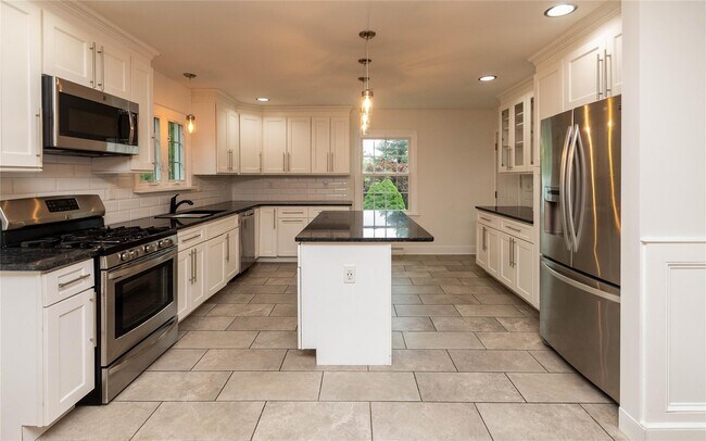 Building Photo - 37 Clover Hill Dr