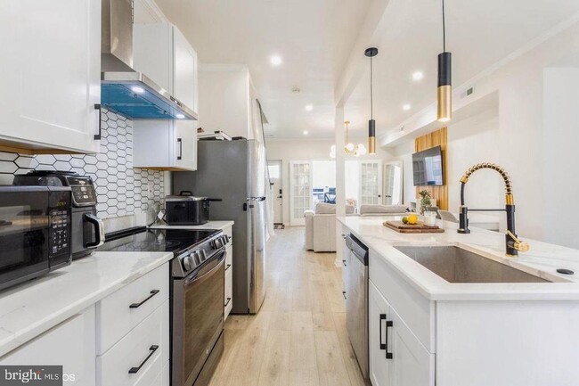 Building Photo - 805 Cator Ave