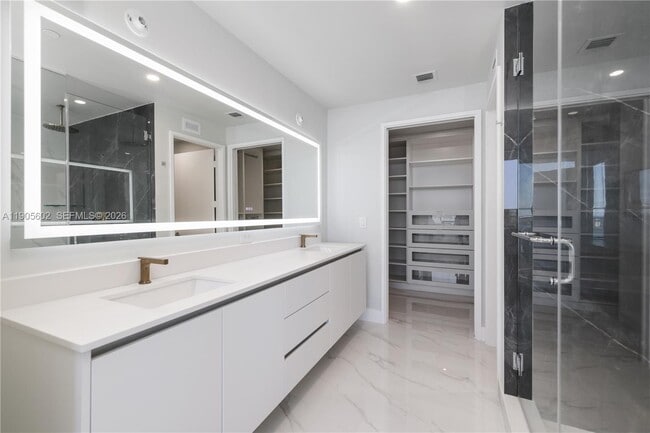 Building Photo - 700 NE 24th St