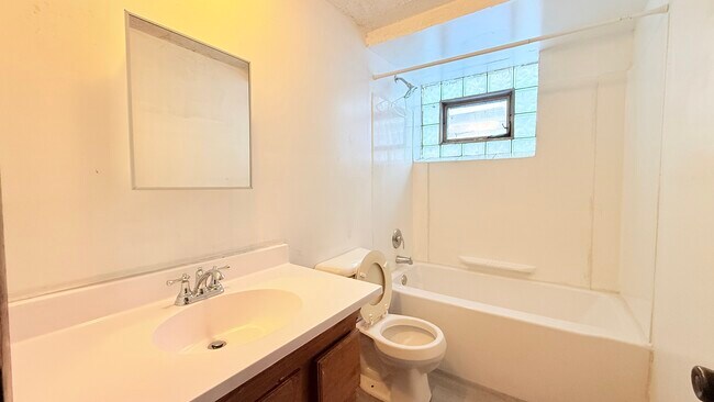 Building Photo - 15020 Woodlawn Ave E