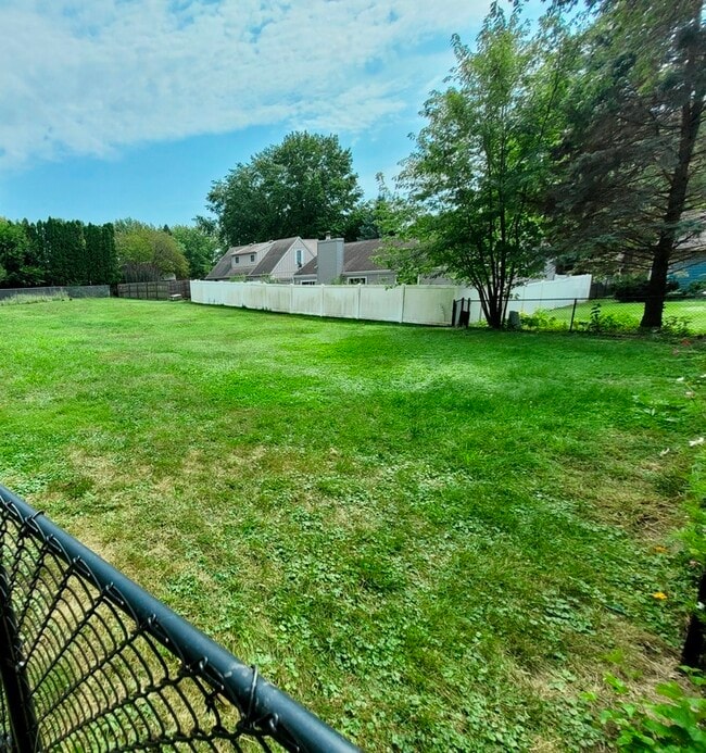 Building Photo - 1235 Dolen Pl