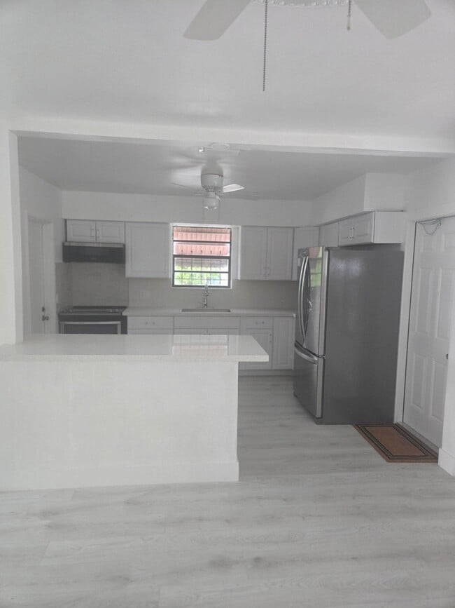 Building Photo - 930 N K St