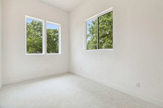 Building Photo - 111 Nob Hill Cir