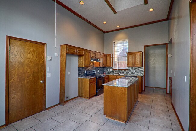Building Photo - Beautiful house in Yukon 3 bed and 2 bath